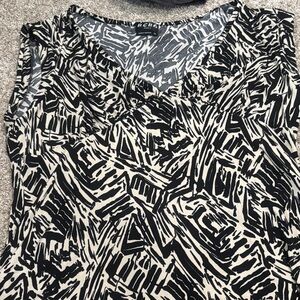 🟢10/$10 - BCBG Abstract Black and White Sleeveless Blouse